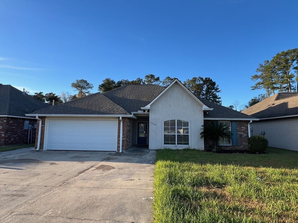 23889 Sandlewood Ct in Denham Springs, LA - Building Photo