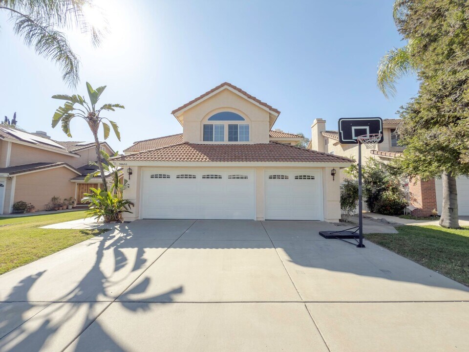 39653 Calle Casablanca in Murrieta, CA - Building Photo