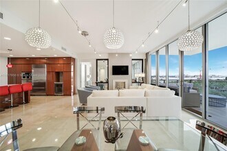 9705 Collins Ave in Bal Harbour, FL - Foto de edificio - Building Photo