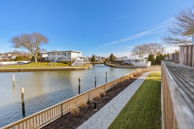 3047 Mitchell Rd in Westhampton Beach, NY - Building Photo - Building Photo