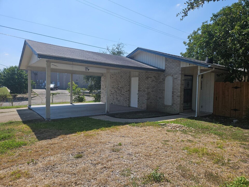 6823 Grass Valley Dr in San Antonio, TX - Foto de edificio
