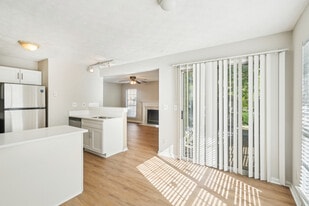 1066 Rock Creek Ln in Norcross, GA - Building Photo