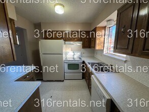 704 Cottonwood Ln in Newton, KS - Building Photo - Building Photo