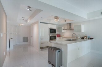 250 Sunny Isles Blvd in Sunny Isles Beach, FL - Building Photo - Building Photo