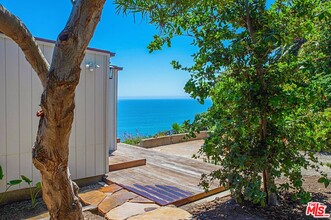 32614 Pacific Coast Hwy in Malibu, CA - Building Photo - Building Photo