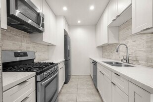 423 S Rexford Dr, Unit 202 in Beverly Hills, CA - Building Photo