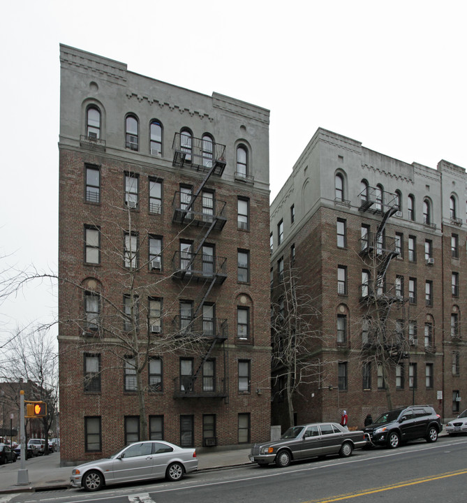 Hilton Court in New York, NY - Building Photo