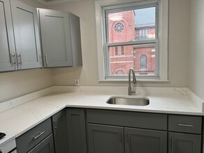 38 6th St, Unit 38B in Lowell, MA - Foto de edificio - Building Photo