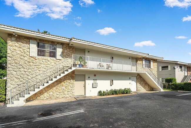 4341 Riverside Dr in Coral Springs, FL - Building Photo - Building Photo