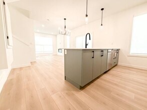 12403-12122 122 Ave NW in Edmonton, AB - Building Photo - Building Photo