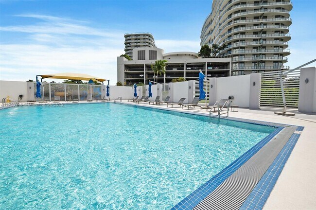 15051 Royal Oaks Ln, Unit # 103 in North Miami, FL - Foto de edificio - Building Photo