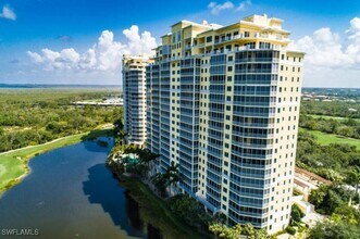 4751 W Bay Blvd in Estero, FL - Foto de edificio - Building Photo