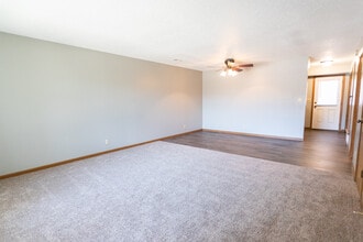 Country Meadows Apartments and Townhomes in Sioux Falls, SD - Building Photo - Building Photo
