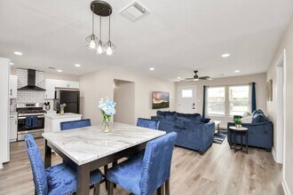 5123 Dewberry St in Houston, TX - Building Photo - Building Photo