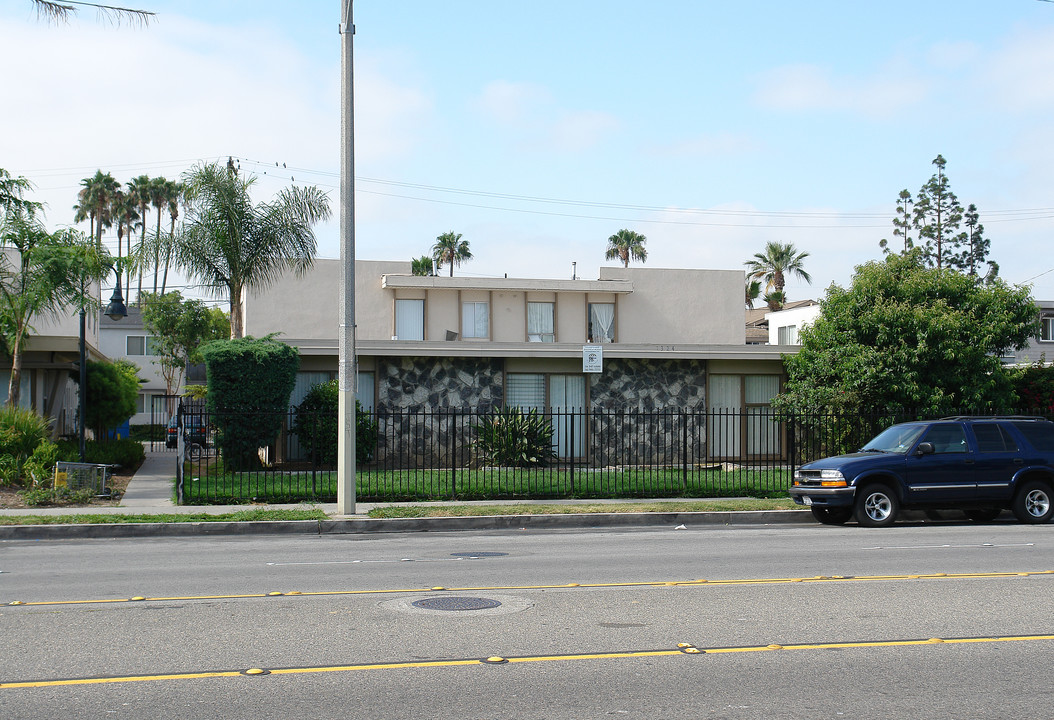 1324 W. Cerritos in Anaheim, CA - Foto de edificio