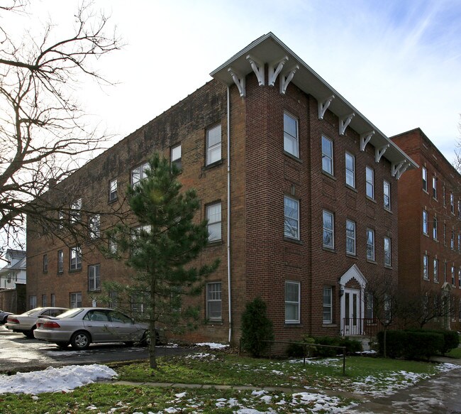 2652 Mayfield Rd in Cleveland, OH - Foto de edificio - Building Photo