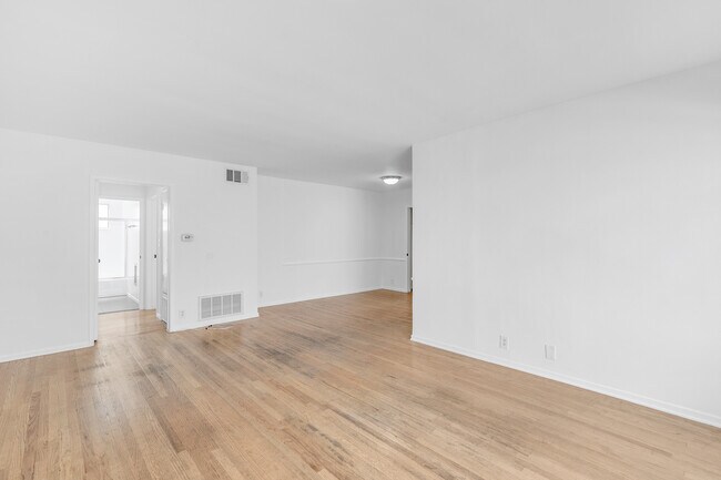 357 S Elm Dr in Beverly Hills, CA - Foto de edificio - Building Photo