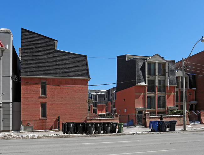 325 Jarvis St in Toronto, ON - Building Photo - Building Photo