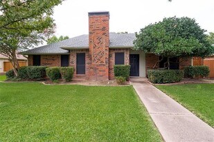 2021 Espinosa Dr in Carrollton, TX - Building Photo
