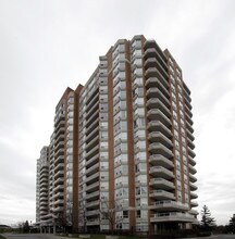 Mayfair on the Green III in Toronto, ON - Building Photo - Building Photo