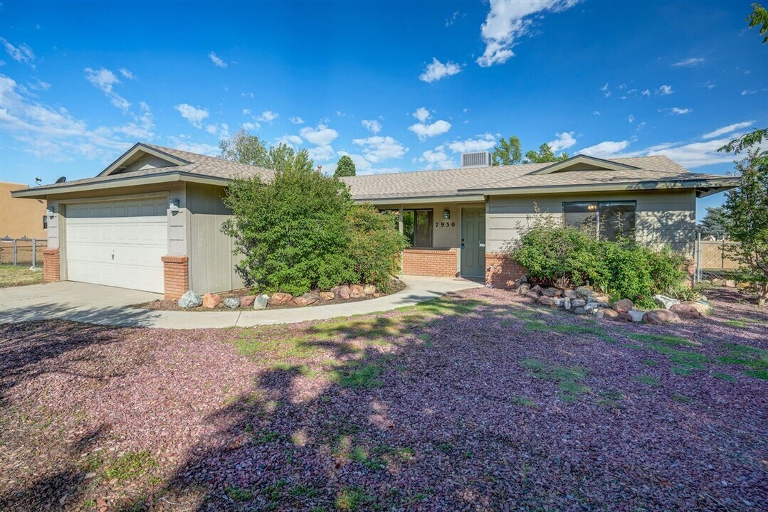 7930 E Larkspur Ln in Prescott Valley, AZ - Building Photo