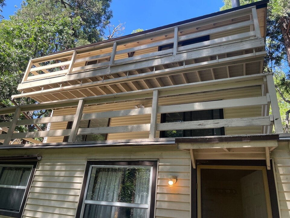 652 Knoll Dr in Crestline, CA - Building Photo