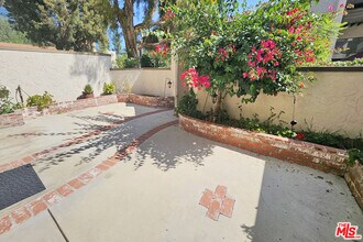 5800 Owensmouth Ave in Los Angeles, CA - Building Photo - Building Photo
