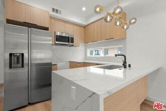 2001 Vista Del Mar Ave in Los Angeles, CA - Building Photo - Building Photo