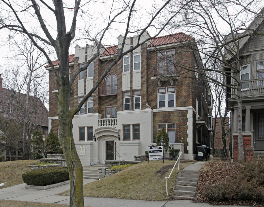 Montclair Apartments in Milwaukee, WI - Building Photo