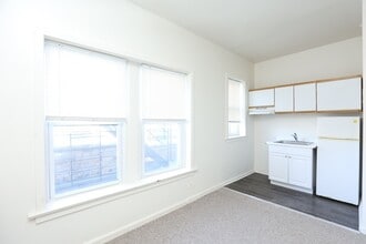 3925 W Irving Park Rd, Unit J01P in Chicago, IL - Foto de edificio - Building Photo