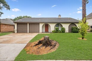 16011 Hickory Knoll Dr in Houston, TX - Building Photo