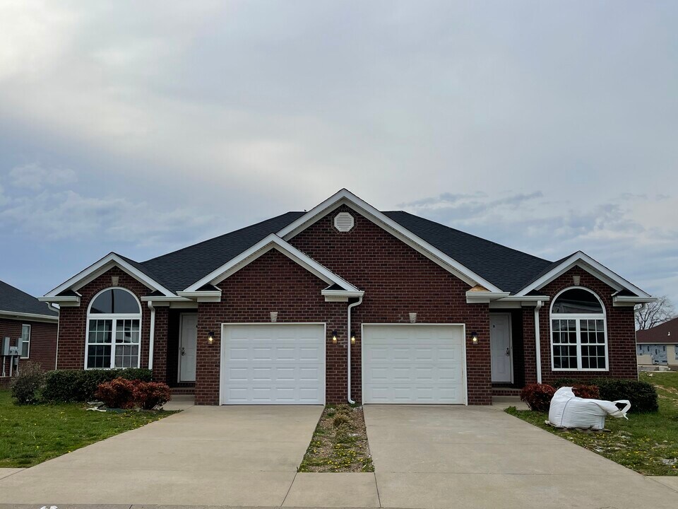 717 Village Creek Dr, Unit B in Bowling Green, KY - Building Photo