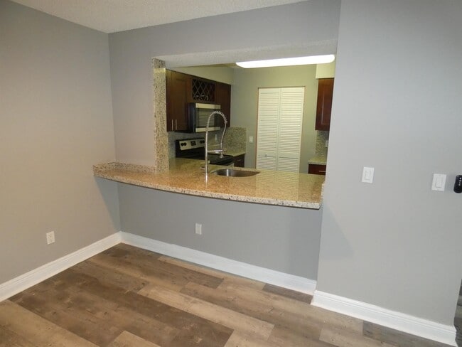 2280 E Preserve Way in Miramar, FL - Foto de edificio - Building Photo