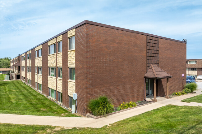 Seville in Iowa City, IA - Foto de edificio - Building Photo