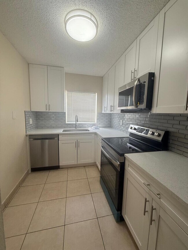 7903 SW 9th St in North Lauderdale, FL - Building Photo - Building Photo