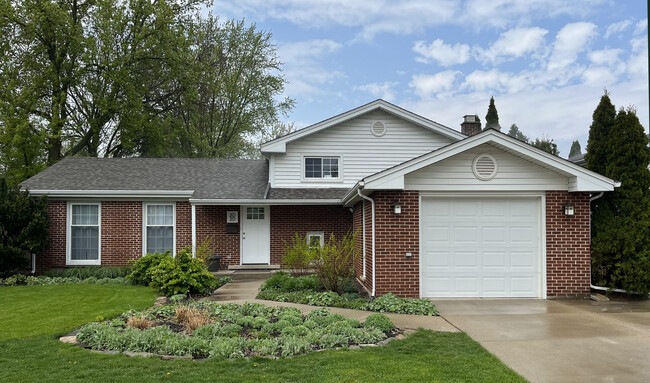 property at 2020 N Kennicott Dr