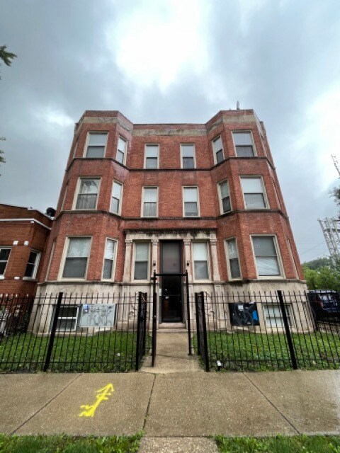 2300 S Ridgeway Ave in Chicago, IL - Building Photo