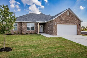 300 White Oak St in Gentry, AR - Building Photo - Building Photo