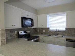 8716 Club House Dr in Willis, TX - Foto de edificio - Building Photo