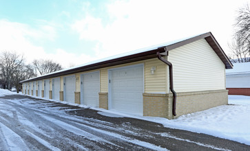 Parkside Apartments in Oconomowoc, WI - Building Photo - Building Photo