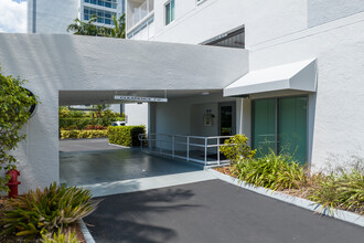 Le Laurier Condominium in Sunny Isles Beach, FL - Building Photo - Building Photo