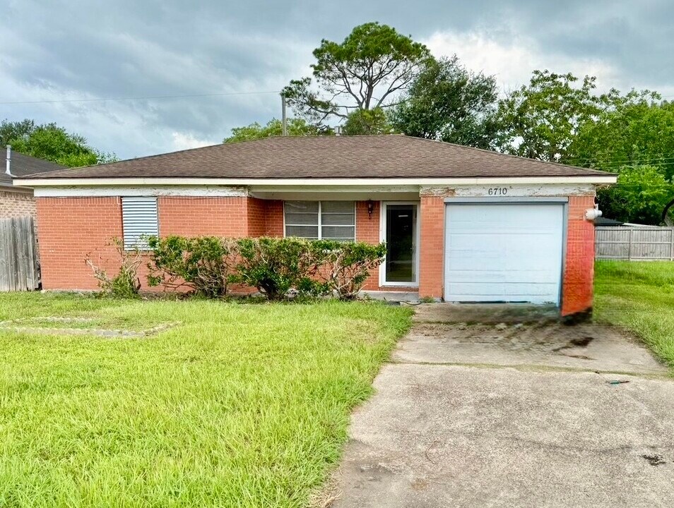 6710 Fairwood Rd in Hitchcock, TX - Building Photo