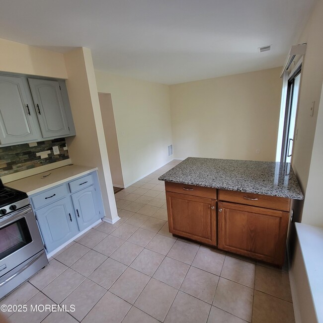 174 Edinburgh Ct in Matawan, NJ - Building Photo - Building Photo