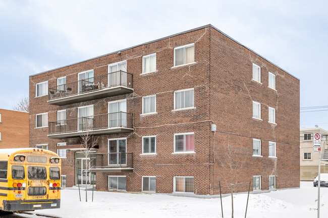 Le vesrsailles in Laval, QC - Building Photo - Building Photo