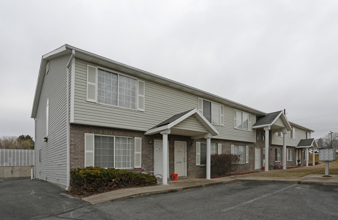 Falcon Estates Apartments & Townhomes in Clearfield, UT - Building Photo