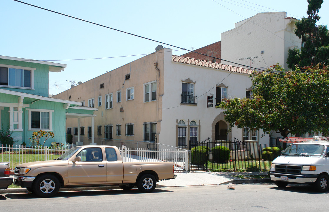 2850 Francis Ave in Los Angeles, CA - Foto de edificio