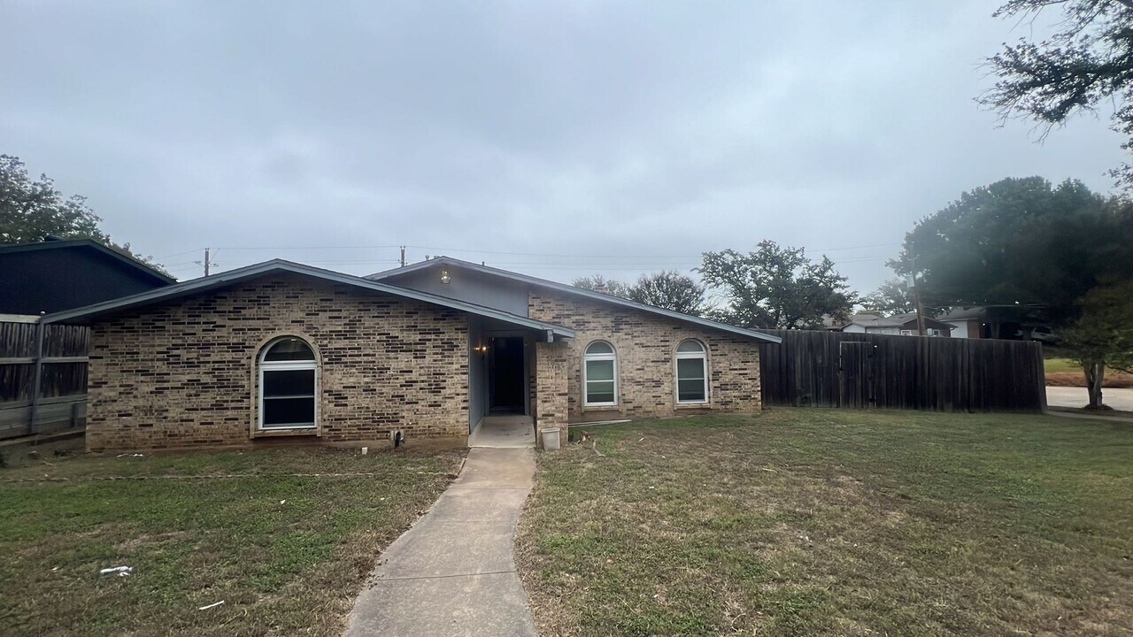 3338 Country Club Dr in Grand Prairie, TX - Building Photo