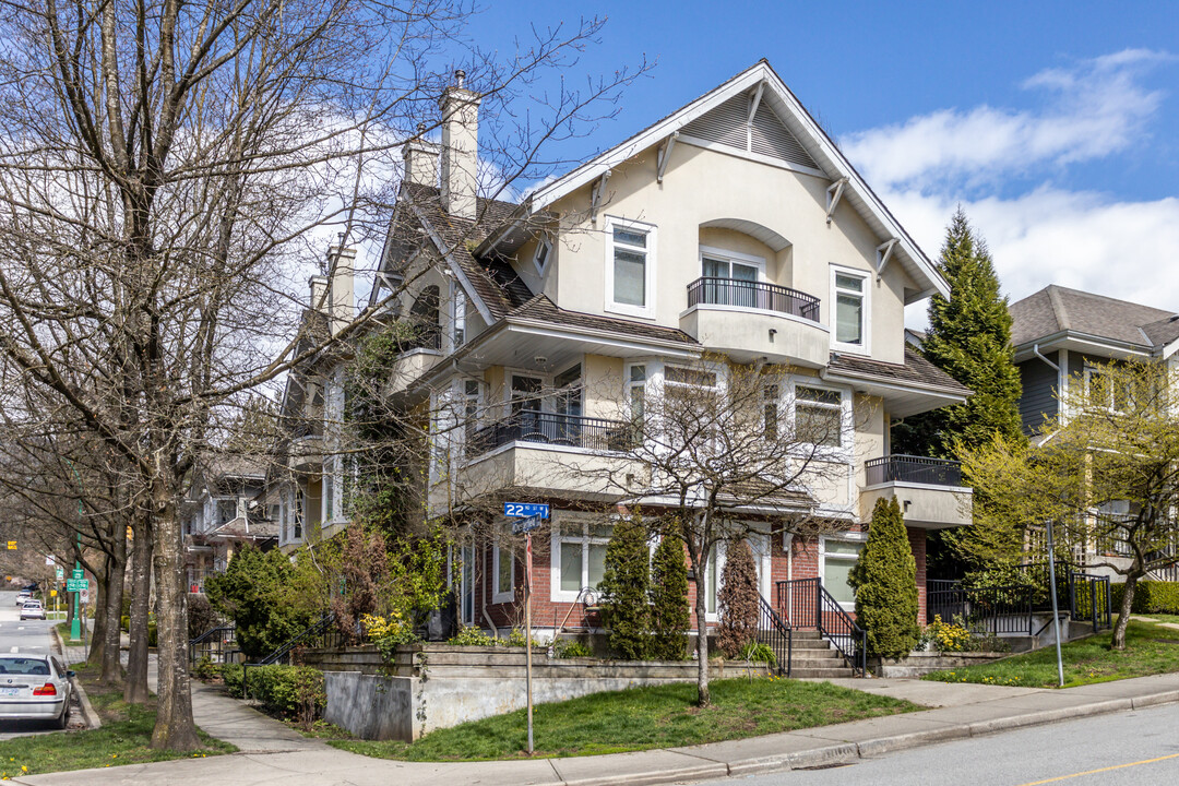 2212 Chesterfield Av in North Vancouver, BC - Building Photo