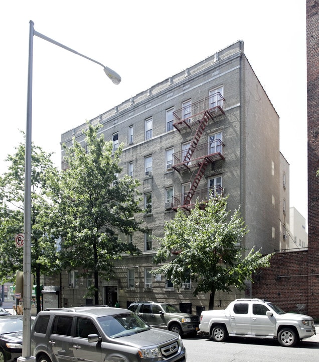 376 E 205th St in Bronx, NY - Building Photo