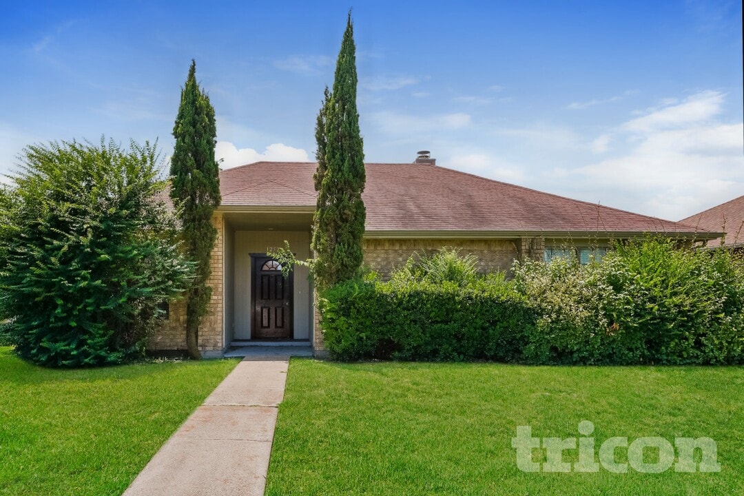 1252 Payne Dr in Lancaster, TX - Foto de edificio